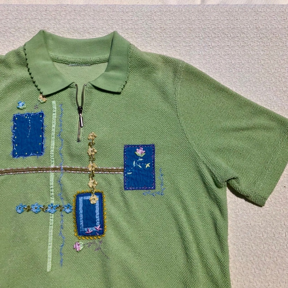 Cutest Vintage Top! Light green with patches